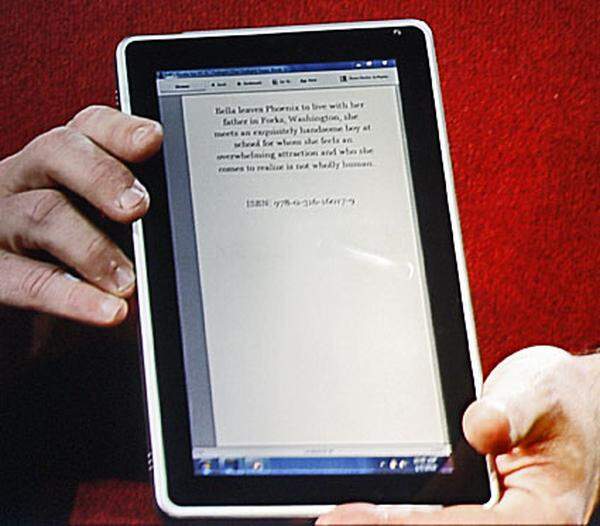 Dank der Anwendung "Kindle for PC" können Windows-Tablets in E-Reader verwandelt werden - freilich ohne den Komfort eines augenschonenden Spezial-Displays. Im Unterschied zu E-Readern verstehen sich Tablets dafür perfekt aufs Internet-Surfen, E-Mailen, Videos-Abspielen und sogar auf Office-Anwendungen. Auch Apple wildert im Revier des E-Book-Platzhirsches Amazon: Im IBook Store stehen auf dem iPad E-Books im offenen EPub-Format zur Verfügung.