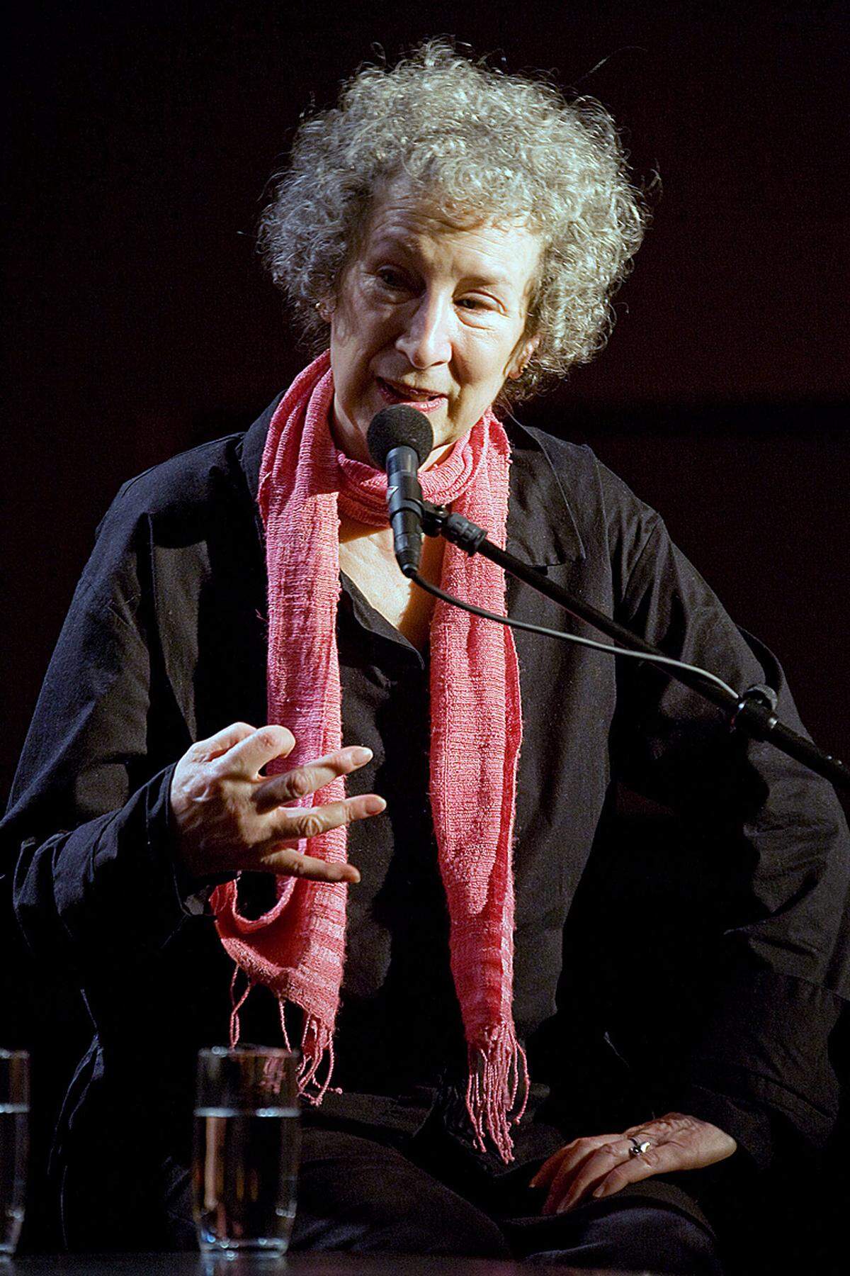 Die kanadische Schriftstellerin Margaret Atwood hat sich hocherfreut über den Nobelpreisgewinn ihrer Landsfrau und Freundin Alice Munro gezeigt. Die 73-Jährige, die selbst zum erweiterten Kreis der Favoriten zählte, schrieb beim Kurznachrichtendienst Twitter: "Huurra! Alice Munro gewinnt den Nobelpreis für Literatur".  In einem Interview im Jahr 2006 hatte Munro erzählt, sie treffe sich einmal pro Woche in ihrem 3000-Einwohner-Heimatstädtchen Clinton in einem Restaurant mit Atwood, immer am selben Tisch. Munro damals: "Wir kennen uns schon sehr lange, sie ist eine gute Freundin."