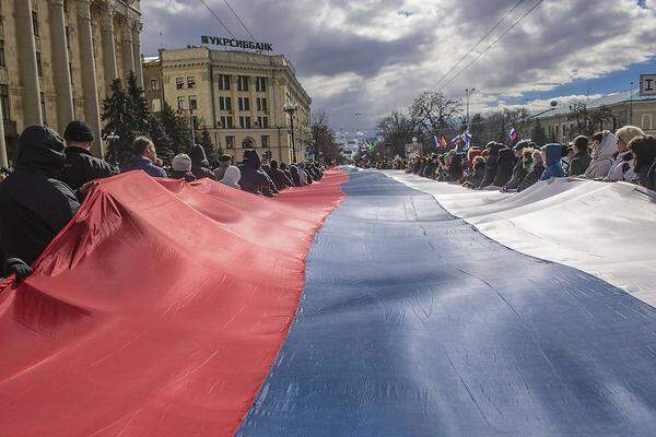 ... Außerdem erwarten sich viele ökonomische Vorteile durch eine Anbindung an Russland.