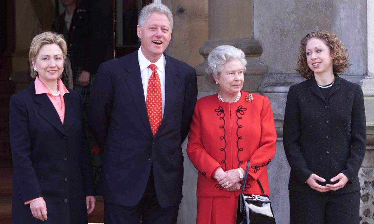  Bill Clinton traf die Queen mehrmals, unter anderem im Jahr 2000 im Buckingham-Palast. Die Clintons wurden auch auf die royale Jacht Britannia eingeladen.
