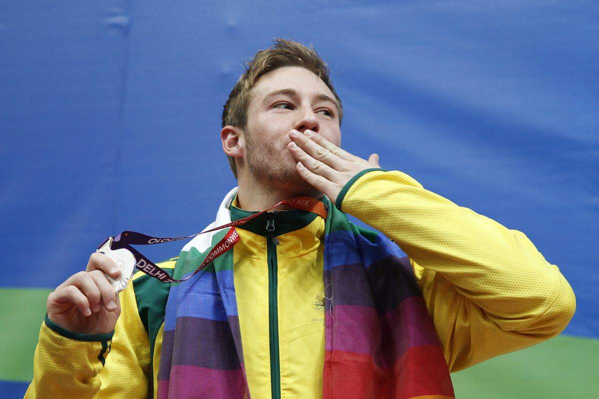 Der australische Turmspringer war in Peking 2008 einer von zwölf offen homosexuellen Teilnehmern. Mitcham hatte in einem Interview während der Vorbereitung auf Olympia bekannt, mit seinem Lebensgefährten zusammen zu leben. Der daraufhin einsetzende Medienrummel belastete den Athleten nicht, er holte Gold auf dem 10-Meter-Turm.