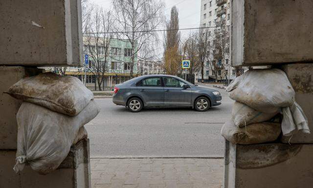 Ein Auto fährt im Zuge des Russland-Ukraine-Konflikts in Belgorod, Russland, an einer mit Betonblöcken und Sandsäcken befestigten Bushaltestelle vorbei. 
