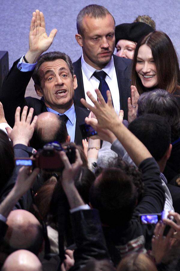 Warm anziehen muss sich dieser Mann: Präsident Nicolas Sarkozy. Er rettet sich zwar als Zweitplatzierter in die Stichwahl, wäre im Duell gegen Hollande derzeit aber chancenlos. Das sagen alle Umfragen voraus. Aufgegeben hat der 57-jährige Gaullist aber noch nicht: "Alles fängt erst an. Ich werde alle Energie hineinstecken, zu der ich fähig bin", kündigt Sarkozy an.