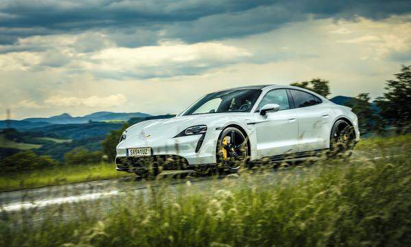 Warp-mäßige Leistungsentfaltung, enorme Bremsleistung, sagenhafte Traktion: Mehr Porsche als Elektro.