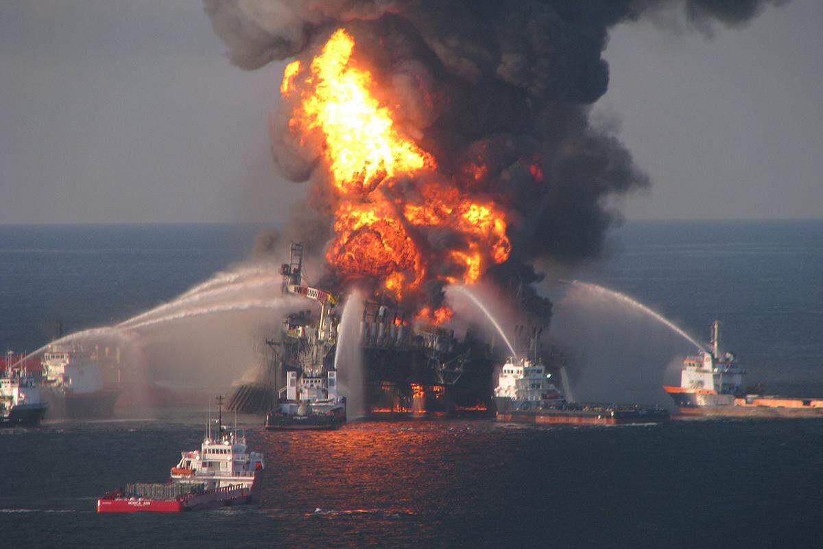 Am 20. April 2010 ging im Golf von Mexiko die US-Bohrinsel "Deepwater Horizon" in Flammen auf. Das Unglück fordert elf Todesopfer, später wird durch den Unfall die bisher größte Ölpest der US-Geschichte folgen. Im Kampf gegen die Umweltkatastrophe passieren den Behörden monatelang Pannen.