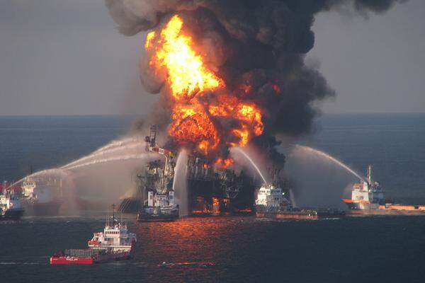 Am 20. April 2010 ging im Golf von Mexiko die US-Bohrinsel "Deepwater Horizon" in Flammen auf. Das Unglück fordert elf Todesopfer, später wird durch den Unfall die bisher größte Ölpest der US-Geschichte folgen. Im Kampf gegen die Umweltkatastrophe passieren den Behörden monatelang Pannen.