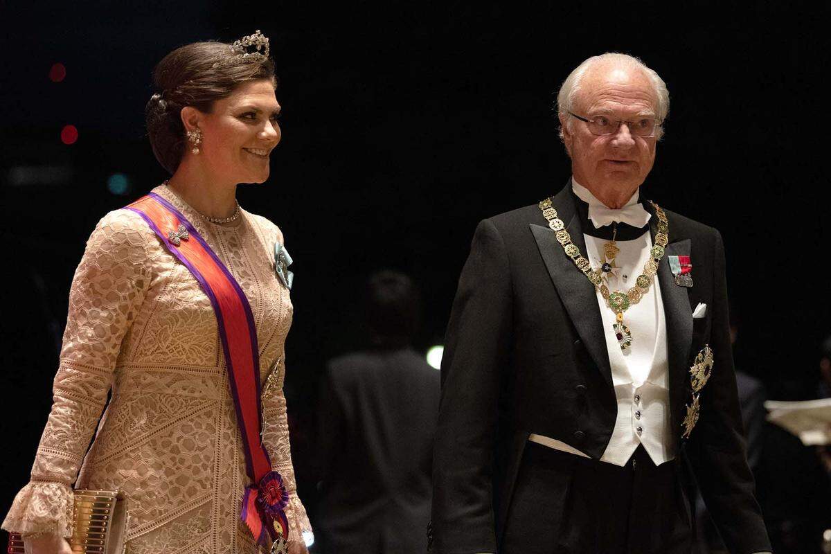 Unter die 2000 Gäste mischten sich auch einige Repräsentanten europäischer Königshäuser. Hier: Kronprinzessin Victoria und ihr Vater Carl XVI. Gustaf von Schweden.