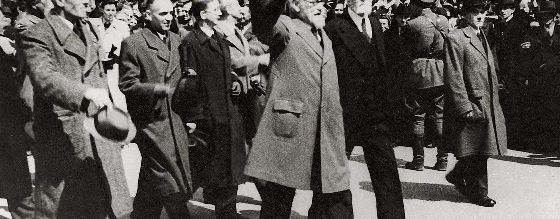 Mitglieder der österreichischen Regierung (in der Mitte Karl Renner) werden auf ihrem Weg vom Rathaus ins Parlament von der Menge bejubelt. (29. April 1945)