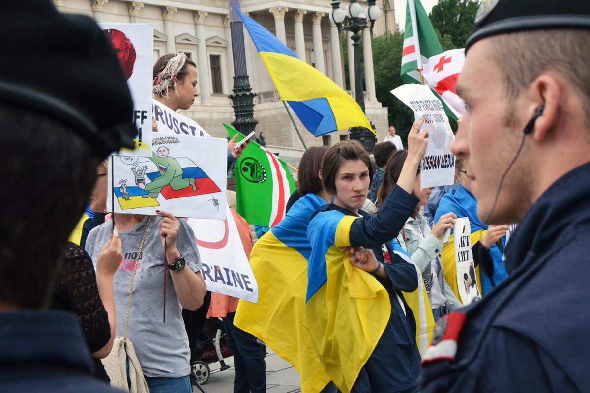 Viele von den Demonstranten haben Kontakte in der Ukraine. Putin wird hier als Diktator wahrgenommen.