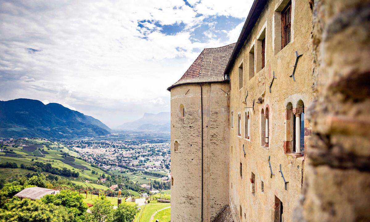 An Burgen, Schlössern und Ansitzen ist kaum ein Land reicher als Südtirol, wo viele Objekte nicht dem Verfall preisgegeben wurden, sondern über viele Jahrhunderte mehr oder weniger intakt blieben oder in mühsamer Kleinarbeit wieder in Stand gesetzt wurden. Manche erst vor Kurzem. An die 800   Bauten sind erfasst. Etliche davon sind öffentlich zugänglich – etwa als Museum. Andere wiederum sind als Hotel genutzt. Dritte wiederum als Weingut. Wobei es vielfach Überschneidungen gibt. Allen Objekten gemein ist eine außergewöhnliche Lage, nicht nur strategisch, sondern auch harmonisch ins Landschaftbild eingefügt. Über die einzelnen gibt der neue „Südtirol Architecture Guide" – eine App – Auskunft und beschreibt zudem die vielen neuen, mutigen Bauten, die in jüngster Zeit Südtirol zu einer höchst spannenden Destination für Kulturinte­ressierte gemacht haben.  Infos und Download: www.suedtirol.info