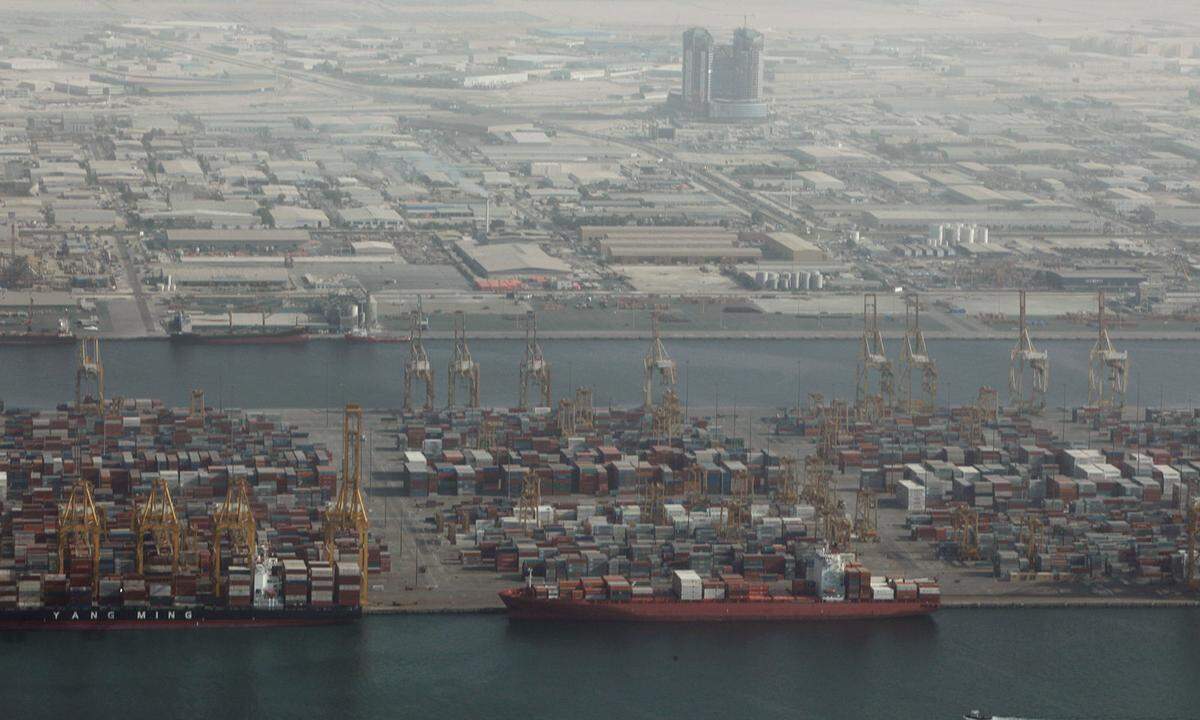 Im Jahr 2016 lag der Wert der abgefertigten Waren am Jebel Ali Port bei  rund 14,77 Millionen TEU. Somit platziert er sich an die neunte Stelle. Der Hafen liegt rund 35 Kilometer südwestlich von Dubai. Geplant ist eine siebenfache Vergrößerung, um weltweit an die erste Stelle zu gelangen.