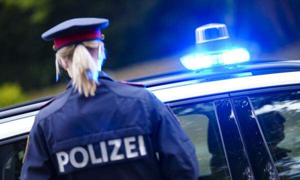 ABD0010_20231026 - WIEN - ÖSTERREICH: ++ THEMENBILD ++ Ein Blaulicht an einem Polizeiauto, aufgenommen am Freitag, 20. Oktober 2023 in Wien. - FOTO: APA/EVA MANHART