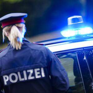 ABD0010_20231026 - WIEN - ÖSTERREICH: ++ THEMENBILD ++ Ein Blaulicht an einem Polizeiauto, aufgenommen am Freitag, 20. Oktober 2023 in Wien. - FOTO: APA/EVA MANHART