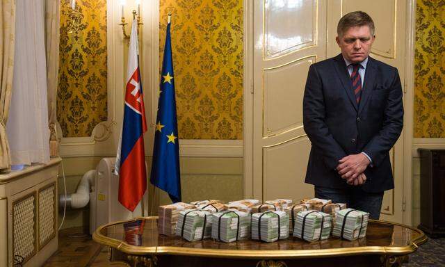 Premierminister Robert Fico mit einer Million Euro in bar, die er zur Ergreifung der Täter im Mordfall Kuciak ausgesetzt hat.