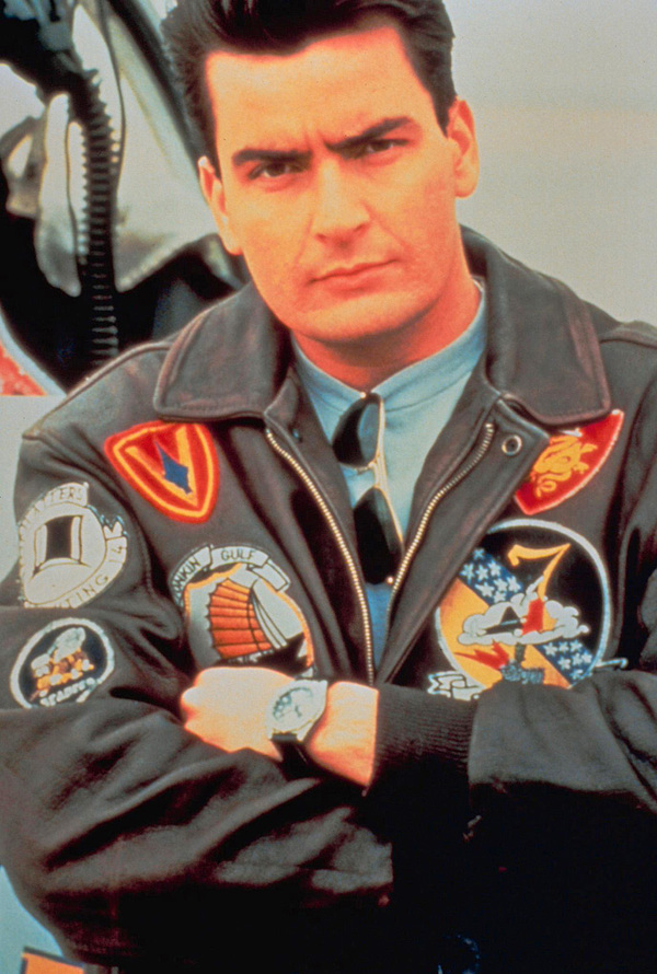 In den folgenden Jahren wurde Sheen dann vor allem für Komödien gebucht, wie etwa "Die Indianer von Cleveland" (1988) oder "Men at Work" (1990). Doch seine bekannteste Rolle ist wohl die des Topper Harley in "Hot Shots! – Die Mutter aller Filme" (1991). Zwei Jahre später folgte mit "Hot Shots! Der zweite Versuch" die Fortsetzung der Slapstick-Komödie, in der Action- und Kriegsfilme parodiert werden.  Im Bild: "Hot Shots - Die Mutter aller Filme", 1991 