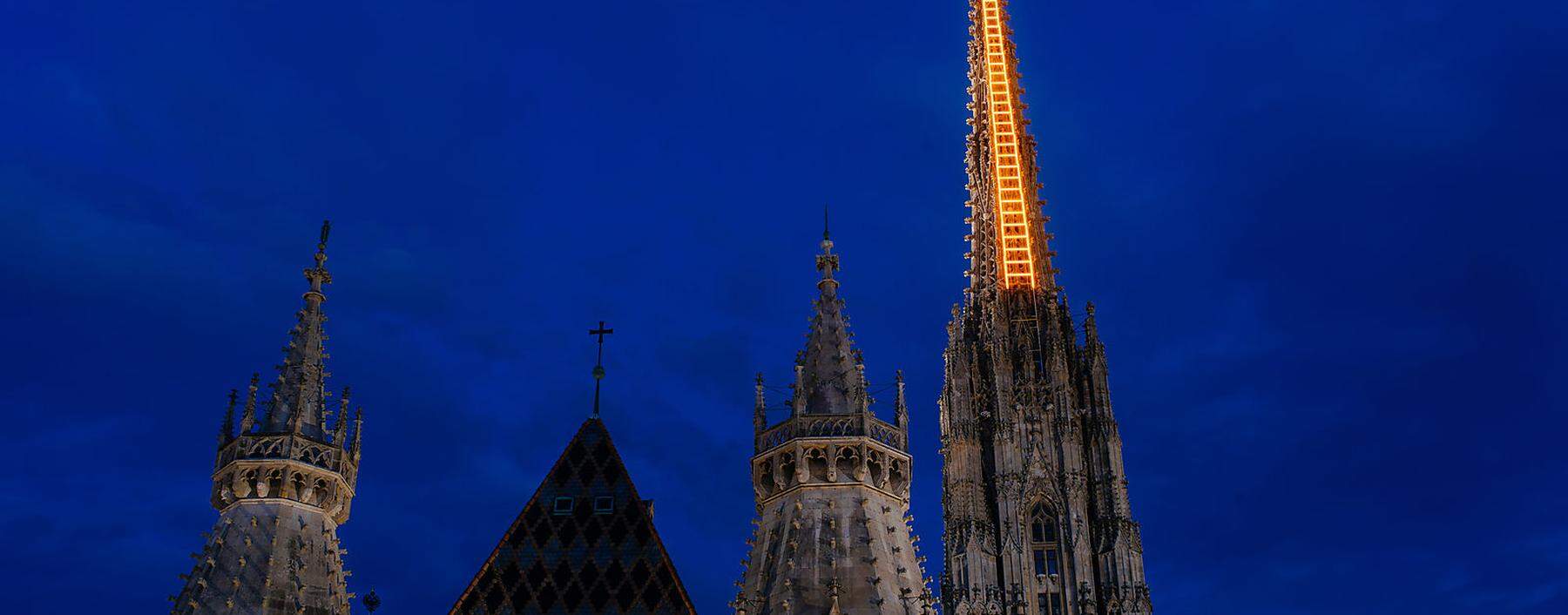 Leuchtet ab der Osternacht auf dem Stephansdom: Billi Thanners goldene Leiter.  