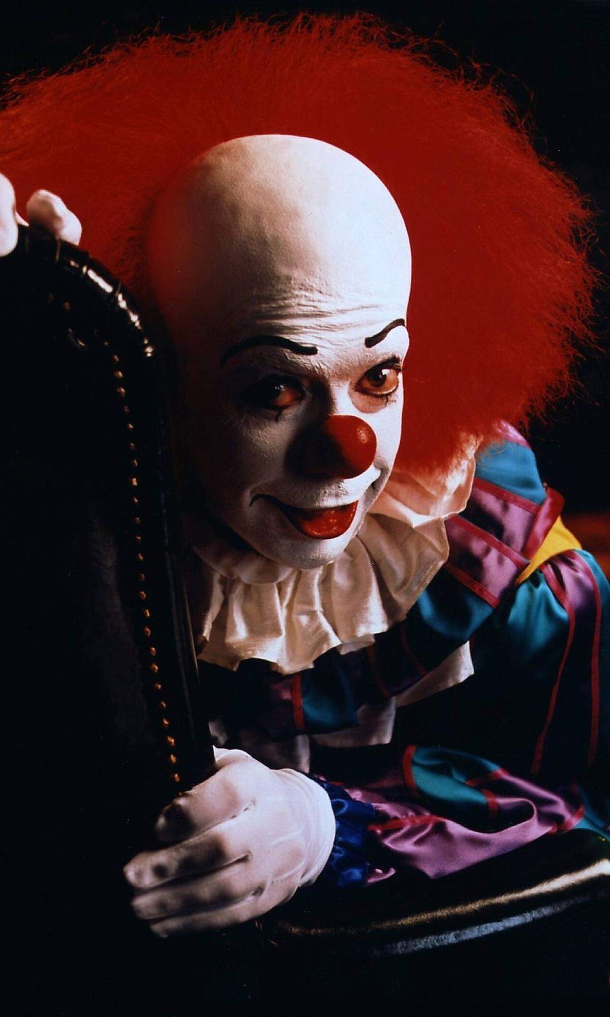 Als Stephen Kings "Es" vor 27 Jahren für das Fernsehen verfilmt worden ist, hat ein Mann die Rolle des Horrorclowns Pennywise übernommen, der bereits 1975 seine Erfahrungen mit Horror und Make-up gemacht hatte...