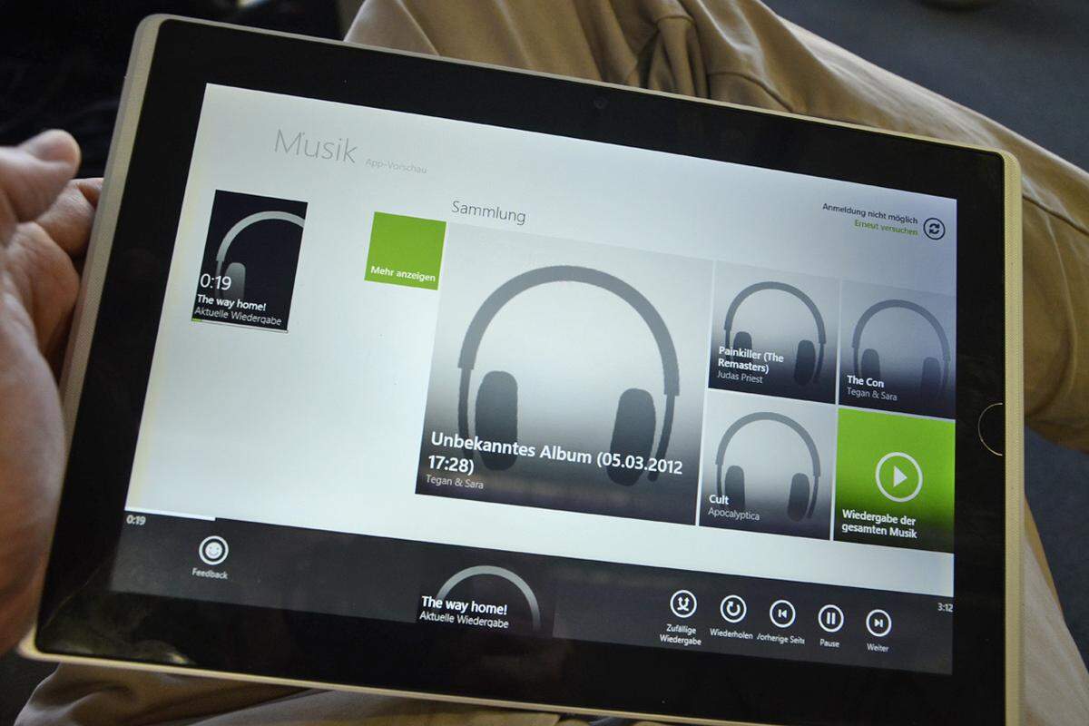 Tablets sind als Medienkonsumgeräte konzipiert. Daher macht auch die Musik-App durchaus Sinn. Leider bietet Windows 8 (noch?) keine Möglichkeit, die Bedienelemente (Play/Pause, vorwärts, rückwärts) außerhalb der App anzuzeigen. Immerhin wird die Musik auch abgespielt, wenn man währenddessen andere Anwendungen öffnet.