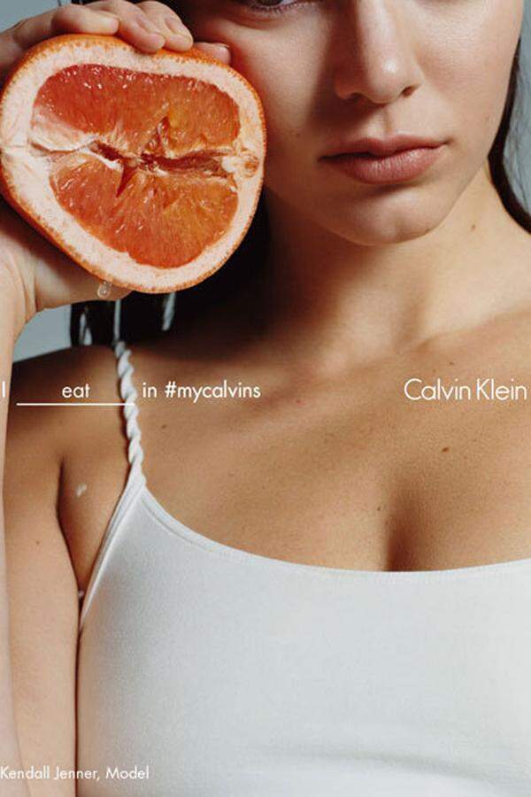 Eine alte, aber scheinbar zeitlose Werbemaxime greift Calvin Klein in seiner neuesten Werbekampagne auf: Sex sells. Models wie Kendall Jenner wurden von Fotograf und Filmemacher Tyrone Lebon ganz erotisch in Szene gesetzt. Doch das ruft auch Kritiker auf den Plan. So etwa das National Center on Sexual Exploitation (NCOSE), das die Entfernung eines der Sujets aus der Kampagne fordert.