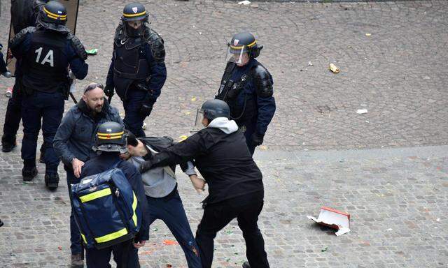 Neue Beweise tauchten auf, die Alexandre Benalla (im Bild in Zivilkleidung mit Polizeihelm)– Macrons „Rambo“ – belasteten.