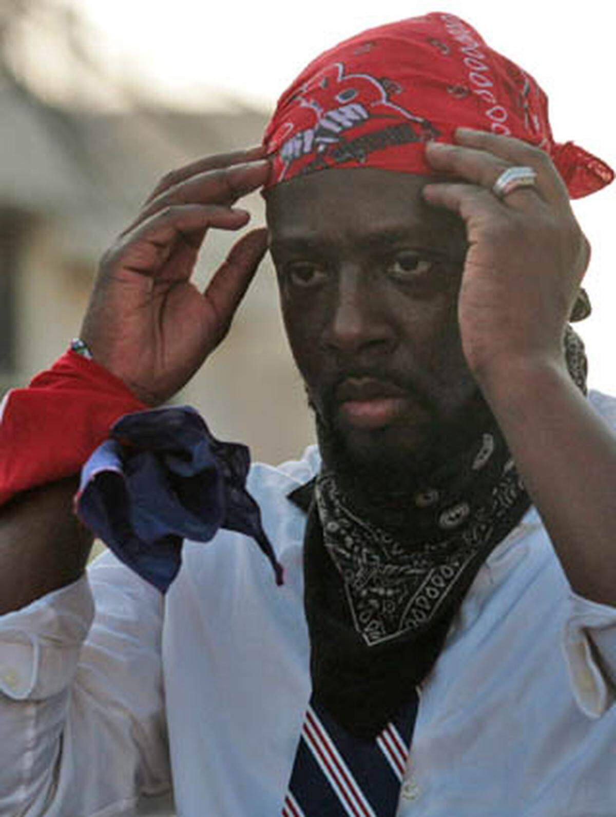 Neu auf der Liste der Künstler, die sich als Politiker versuchen, ist der Sänger Nelust Wyclef Jean. Der 37-Jährige wurde in Haiti geboren. Mit neun Jahren zog Jean mit seiner Familie in die USA. Mit seiner Musikgruppe 'The Fugees' erlang er mit Hits wie 'Killing me softly' oder 'Ready or Not' Weltruhm. Heute möchte Wyclef Jean Präsident seiner Heimat Haiti werden. Wyclef hat sich schon im Vorfeld mit seiner Charity-Organisation 'Yéle Haiti' für den Inselstaat sozial engagiert. „Ich möchte Präsident Barack Obama sagen, dass die USA Obama haben und Haiti Wyclef Jean“, sagte Wyclef Jean nach seiner Registrierung als Kandidat am Donnerstag in der Hauptstadt Port-au-Prince. Am 28.November finden die Wahlen in Haiti statt.