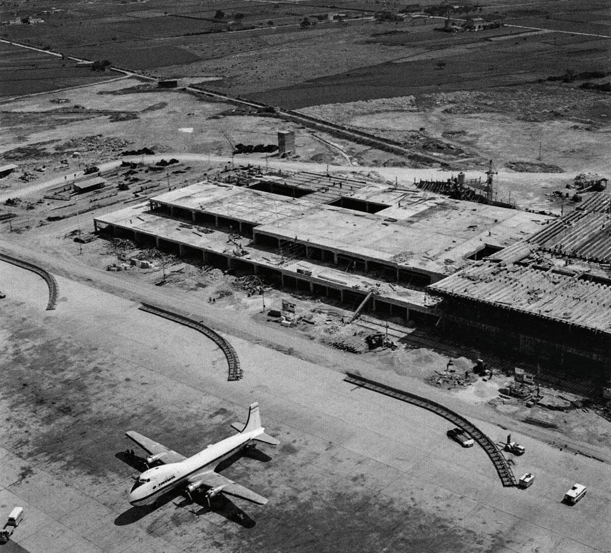 Die Abgabe soll vom 1. Juli an auf Mallorca und den anderen Balearen-Inseln Menorca, Ibiza und Formentera erhoben werden. Im Bild: Ein Blick auf den Flughafen, 1966.