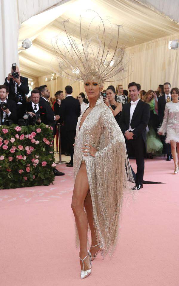 Was tragen die Stars, ist die wohl spannendste Frage bei jedem wichtigen Red-Carpet-Auftritt. Bei der Met Gala kommt noch hinzu: Wie wurde das Thema interpretiert? Denn jede Gala steht unter einem anderen Motto. Diesmal: "Camp: Notes on Fashion". Man bezieht sich damit auf das 1964 erschienene Essay von Susan Sontag, das unter dem Titel "Notes On Camp" erschien. Darin schreibt sie: "In der Tat ist das Wesen von 'Camp' die Liebe zum Unnatürlichen, zur Künstlichkeit und Übertreibung." Und die Stars lieferten ab. So auch Celine Dion in Oscar de la Renta. 