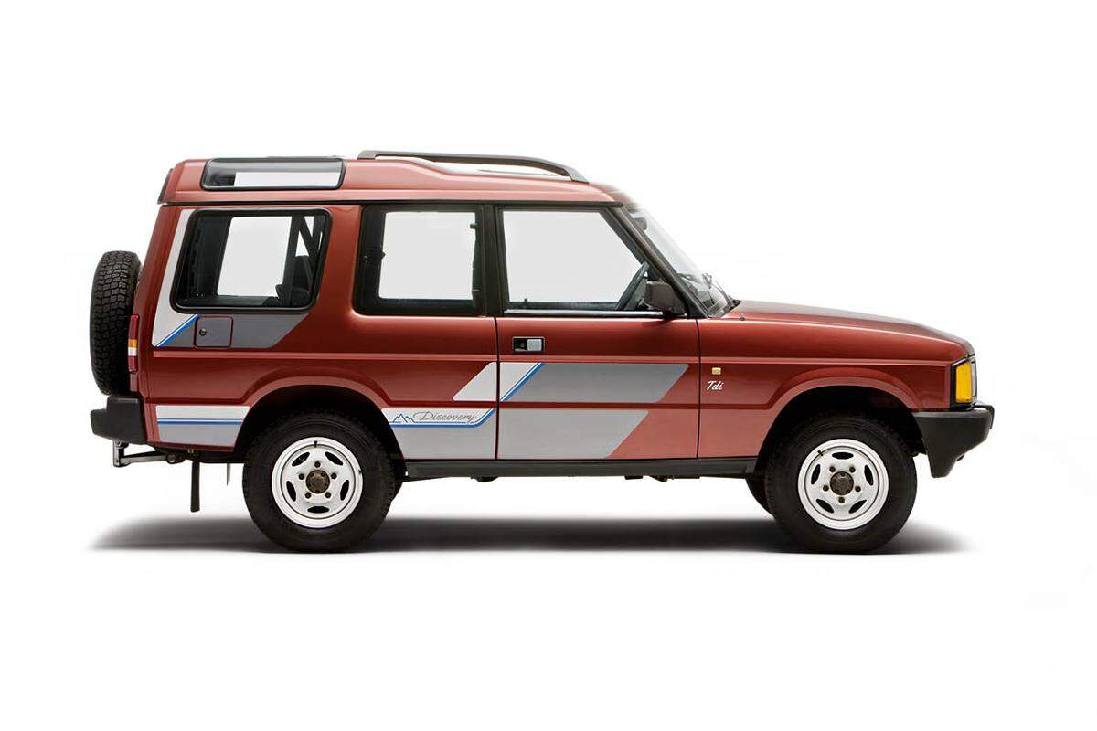 1989 führte Rover die Marke Land Rover Discovery ein. Diese waren alltagstauglicher als die bisherigen Modelle. Um zu differenzieren, bekamen die reinen Geländefahrzeuge die Bezeichnung Land Rover Defender.