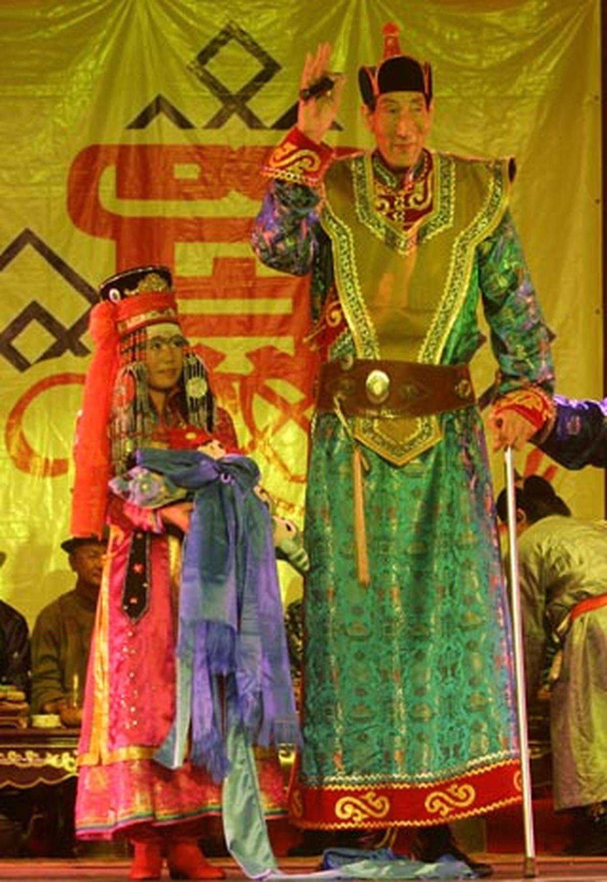 Der 57-jährige Chinese Bao Xishun (im Bild bei seiner Hochzeit mit einer normal großen Frau) ist 2,36 Meter groß.
