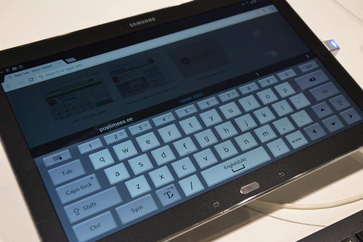 Für die Business-Tablets hat Samsung auch eine eigene virtuelle Tastatur entwickelt, die das Großformat optimal ausnutzt. Sie bietet den vollen Umfang einer kompakten Notebook-Tastatur, hat angenehme Abstände zwischen den einzelnen Tasten und quittiert jeden Tastendruck mit einer sanften Vibration.