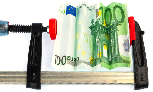 Fast Haelfte Banker erwartet