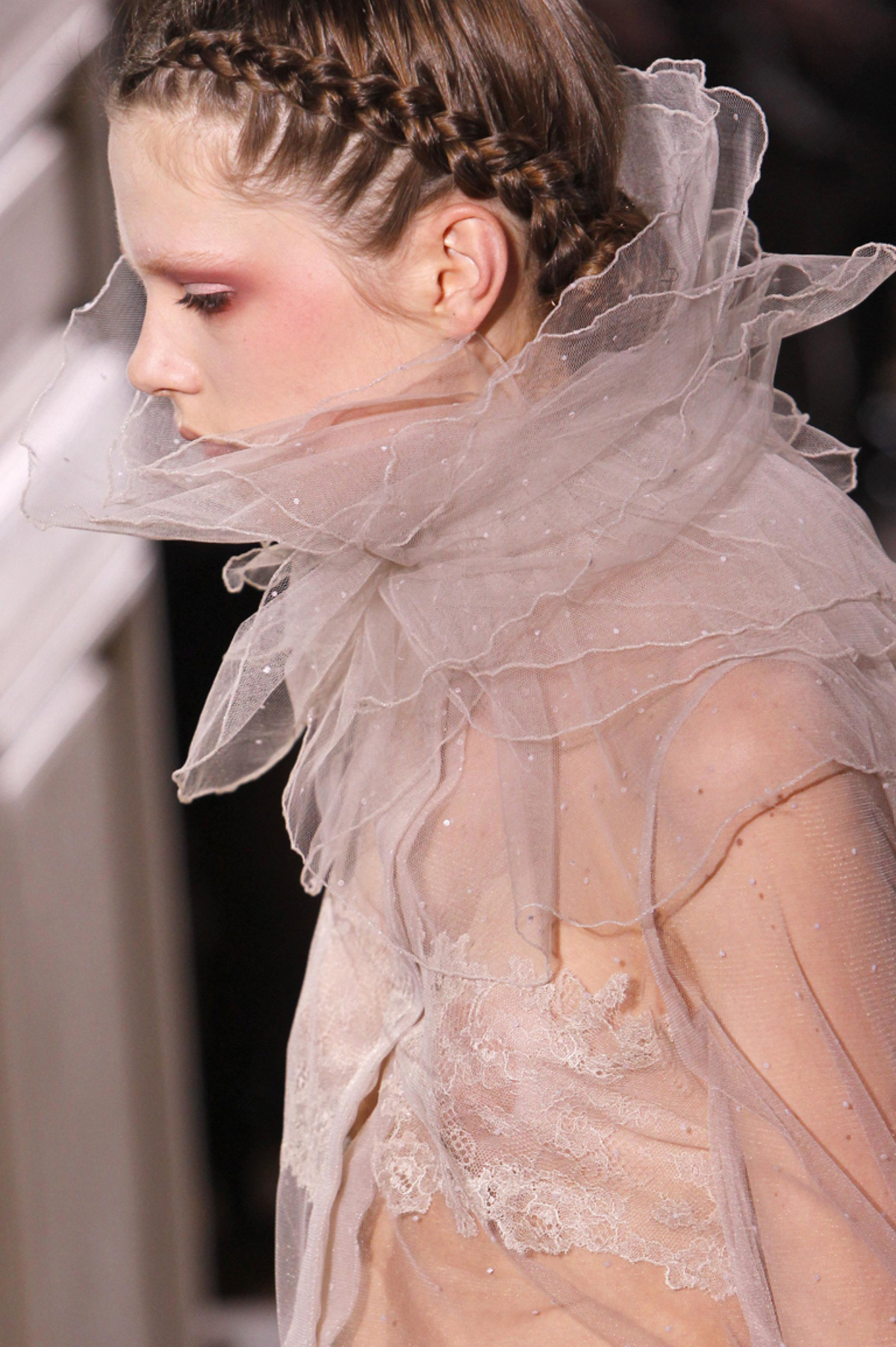 Maria Grazia Chiuri und Pier Paolo Piccioli veranstalteten ein Elfen Defilee für Valentino. Tranparenz umspielte die Mädchen, als hätte das delikate Zwirngeflecht gar nicht den Anspruch, den Körper bedecken zu wollen.
