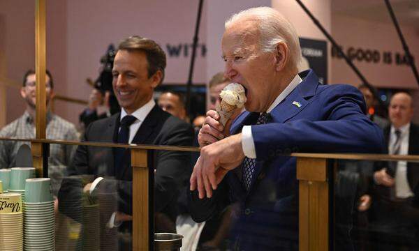 US-Präsident und Talkshow-Gastgeber Seth Meyers (li.) beim Eis essen nach Aufzeichnung der Show in New York.