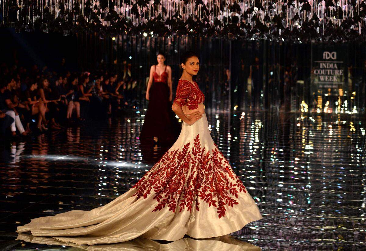 Prächtige Kleider waren bei der Indian Couture Week in Neu-Delhi zu bewundern. 