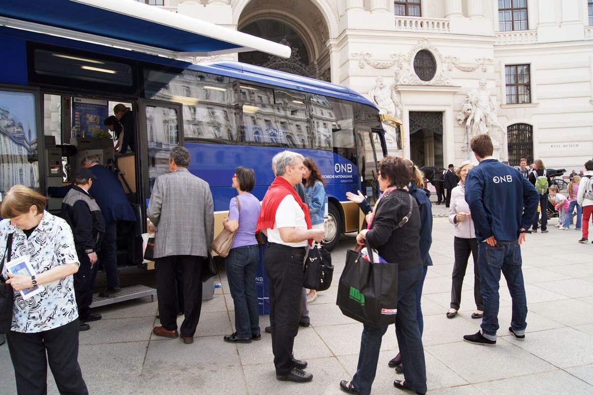 Der Euro-Bus steht noch bis 7. Mai, 18 Uhr, am Wiener Michaelerplatz und macht sich dann auf den Weg in die Bundesländer. Die nächste Station ist St. Pölten am 8. Mai.  >>> Der gesamte Tourplan als PDF