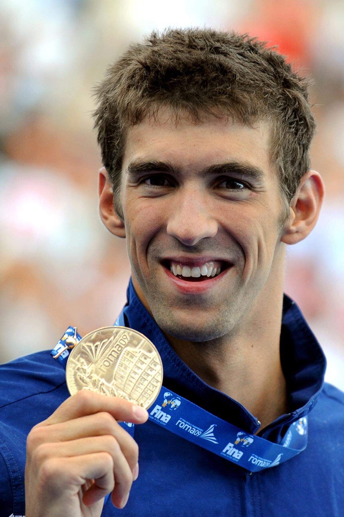 Nach mehrmonatiger Wettkampfpause kehrte Phelps rechtzeitig in die Vorbereitung auf die WM 2009 in Rom zurück. Sein Comeback vergoldete er mit fünf Siegen: Dreimal Gold mit der Staffel sowie über 200 m und 100 m Delfin, wobei er als erster Mensch unter 50 Sekunden (49,82 s) blieb.
