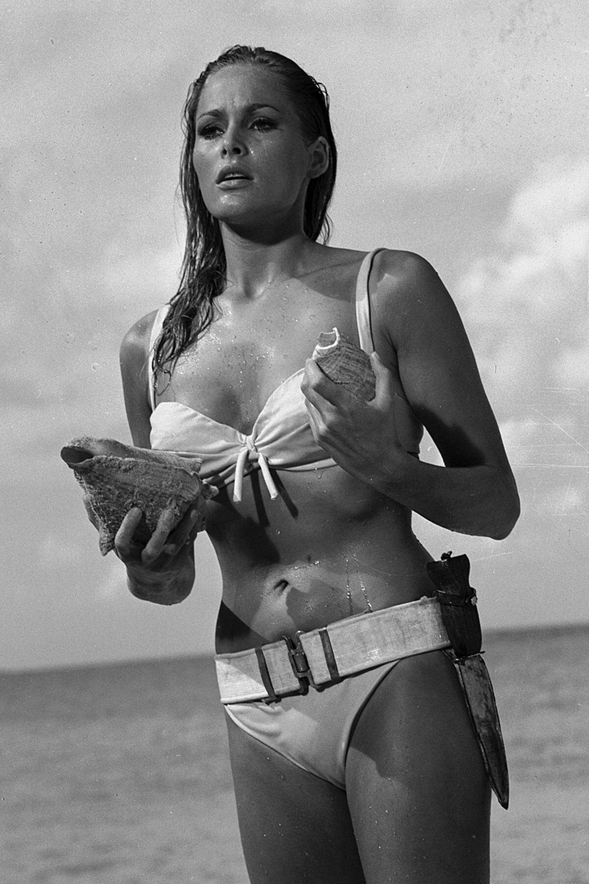 In der Gunst der Leser des Männermagazins liegt auch Ursula Andress, die im allerersten 007-Film "James Bond jagt Dr. No" (1962) - an der Seite von Sean Connery - in ihrer legendären Badekleidung eine gute Figur machte.