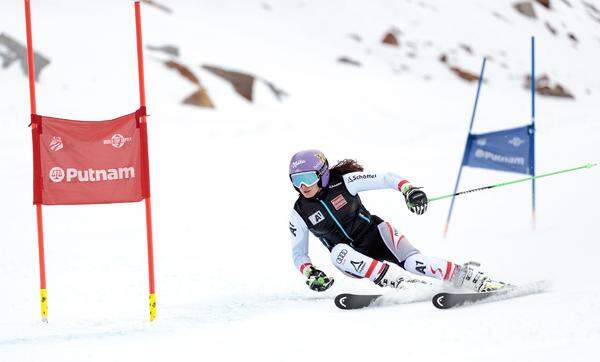 .. im September zieht sie wieder ihre ersten Schwünge im Schnee, auch in Sölden trainiert sie kurz vor dem Weltcupauftakt (im Bild).