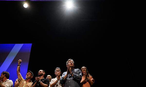 La-France-Insoumise-Chef Jean-Luc Mélenchon (rechts vorn) und weitere LFI-Mitglieder bei einem Parteitreffen im August in Châteauneuf-sur-Isère (Südfrankreich).