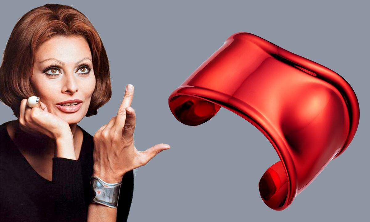 Jubiläum. Elsa Peretti (ungleich Sophia Loren hier nicht im Bild) entwarf vor 50 Jahren den „Bone Cuff“-Armreif für Tiffany &amp; Co. – da war sie 30 Jahre alt. Zur Feier des Doppelgeburtstags gibt es das Schmuckstück nun auch in rot, blau, Grün.