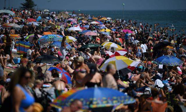 Bei Bildern wie diesen ist es schwer zu glauben - doch eigentlich gelten auch an Englands Stränden Abstandsregeln. Und Städte wie Southend klagen über insgesamt viel weniger Gäste und Strandbesucher.