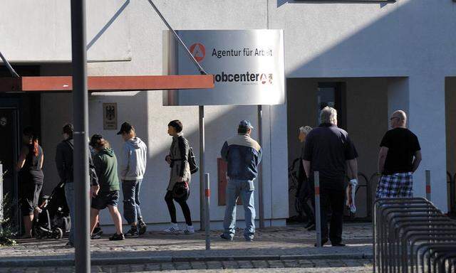 Jobcenter der Bundesagentur für Arrbeit in Dessau warten Menschen auf den Beginnd der Sprech
