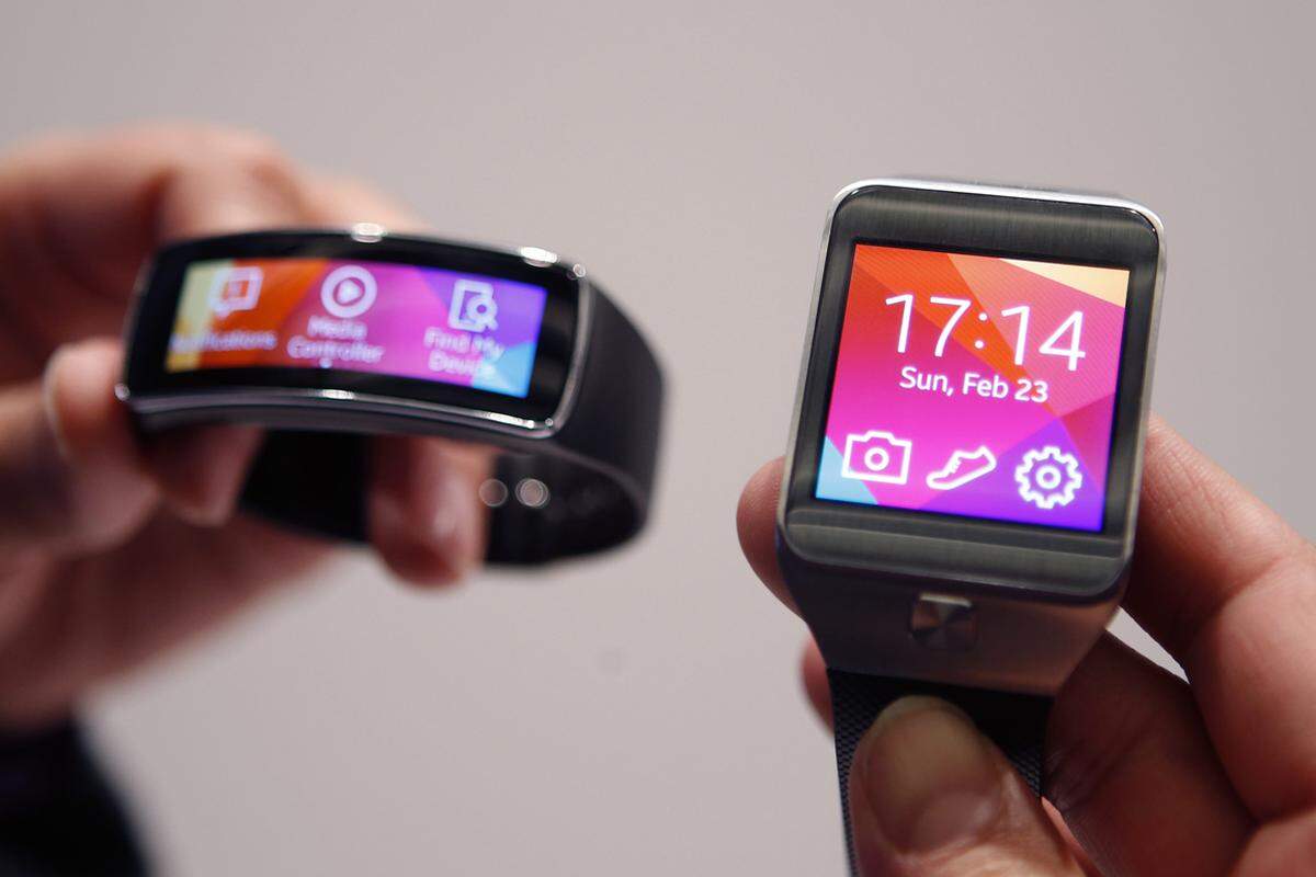 Samsung hat auch bereits andere eigenwillige Smartwatches am Markt, mit denen offensichtlich einige Funktionen oder Elemente an der neuen Produktkategorie getestet werden sollen. Die Gear Watch 2 (rechts) hat etwa einen integrierte Kamera, die bei der neueren Gear S nicht mehr übernommen wurde. De Gear Fit (links) hat eine angenehm schmale Form und ist besonders auf sportliche Nutzer ausgelegt.