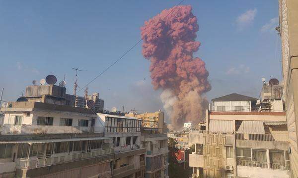 Eines der ersten Bilder, die aus Beirut über die internationalen Nachrichtenagenturen in die Welt gingen: eine hohe Rauchsäule über der Stadt.