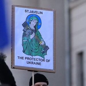 Die erfundene Figur der "Heiligen Javelin" wurde in der Ukraine zum Renner: Sie hält eine Panzerabwehrwaffe des US-Typs Javelin, mit denen die Ukrainer der russischen Invasionsarmee schon enorm zugesetzt haben.