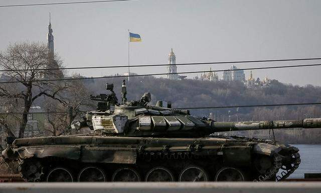 Ein russischer T-72-Panzer, der den Ukrainernin die Hände gefallen ist.
