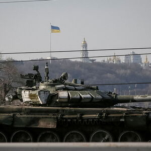 Ein russischer T-72-Panzer, der den Ukrainernin die Hände gefallen ist.