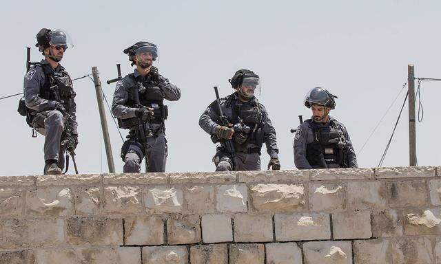 Die israelische Polizei sichert den Tempelberg in Israel, der für Muslime und Juden ein heiliger Ort ist.