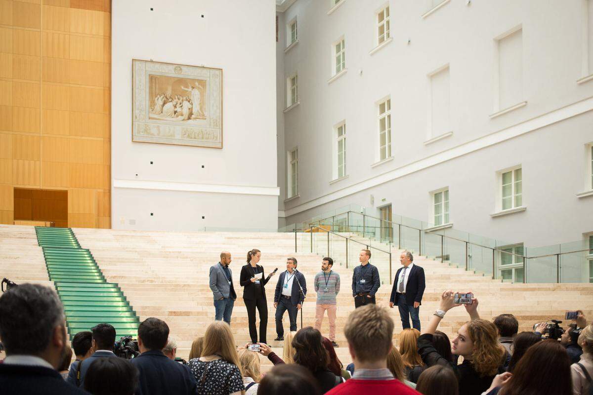 Eröffnung der Ausstellung „Here I live“ – mit den 300 besten Arbeiten von 50 Fotokorrespondenten weltweit – im Hauptgebäude. 