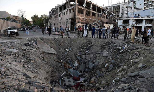 Spur der Verwüstung. Der mit Sprengstoff beladene Lkw riss in Kabul einen gewaltigen Krater in den Boden.